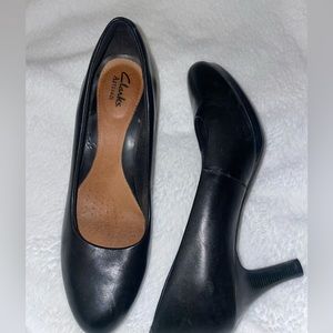 Clarks Round Toe Pumps Black Leather Size 7.5